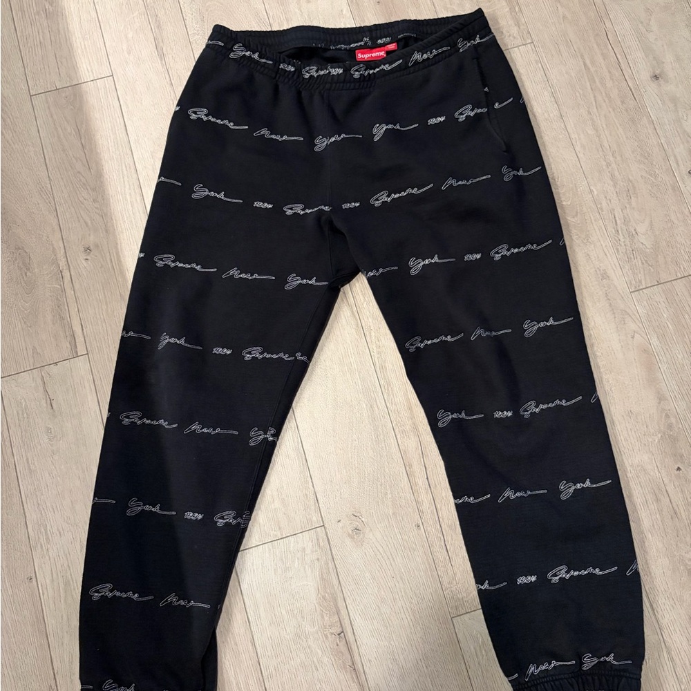 Supreme Cursive EST 1994 Black/White Sweatpants